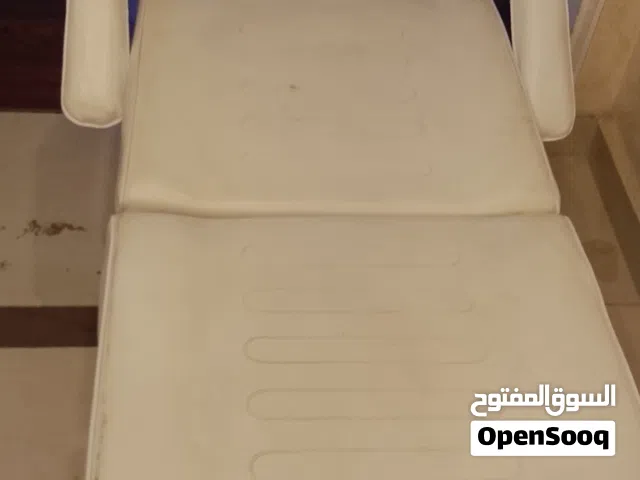 تخت مساج ولاكثر استعمال للصالونات السيدات والرجال للواكس .  للبيع غير مستعمل شبه جديد