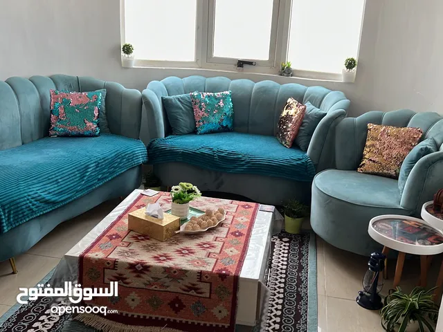 طقم كنب نظيف جدا عيوبه قليلة والطاولة من هوم سنتر