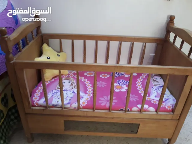 تخت أطفال زان للبيع إلى عمر 5سنوات +بدل تايكوندو  بلبس من عمر 5سنوات إلى 10+ برادي