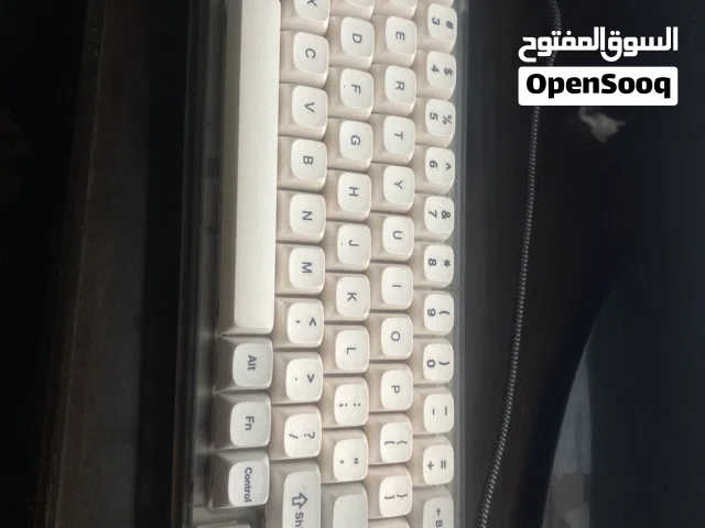 كيبورد moto speed ck69 سويتش احمر مستعمل معاه الواير الأصلي طويل ومعاه اداة إزاله الكيكابس والسويتش