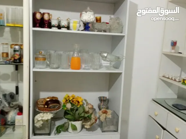 خزاين بوفيه ايكيا جوايكو عدد 4 مرايا عدد 3 طاولات عدة احجام عدد 9 ووكر بحالة جيدة + كرسي حمام