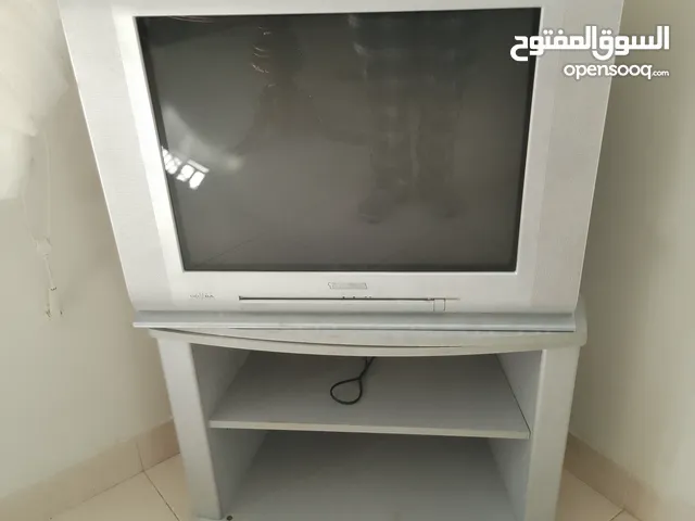 تلفزيون توشيبا قديم من فتره التسعينات مع قاعدة لون فضي مع فيديو أشرطة كبير