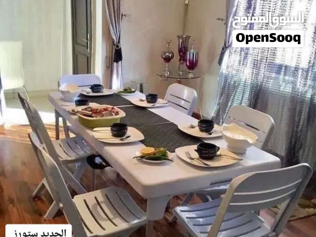 طاولة الشنطة للعزايم والمناسبات حجمها كبير ومناسب '' ويوجد خدمة توصيل