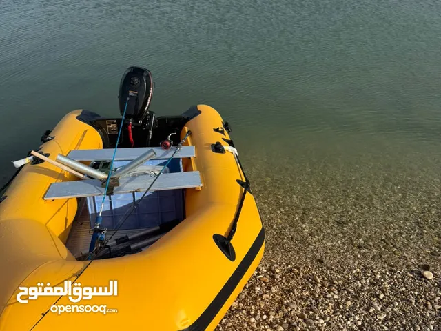 قارب مع مكينة Boat with Engine