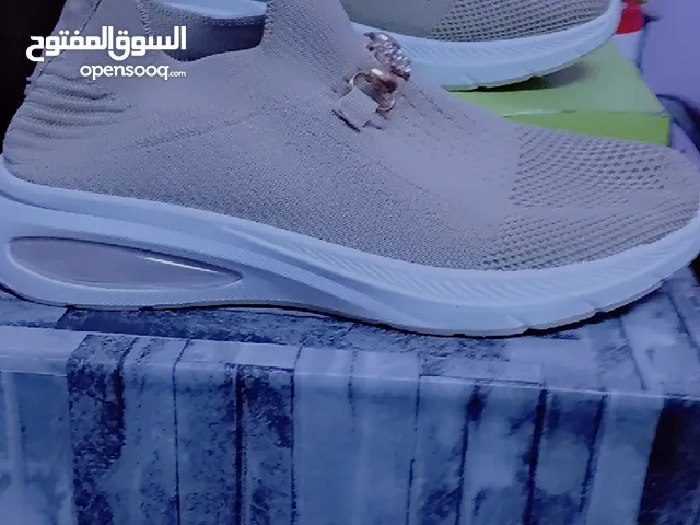 شوز مسكر باللون البيج