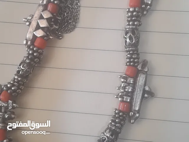 عقد فضه قديم جدا وزن 65 غرام بحاله ممتازه