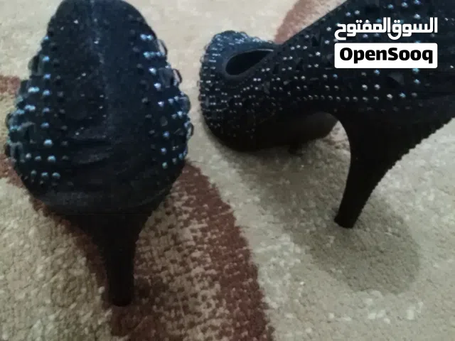 حذاء لون اسود بسعر خمس دنانير