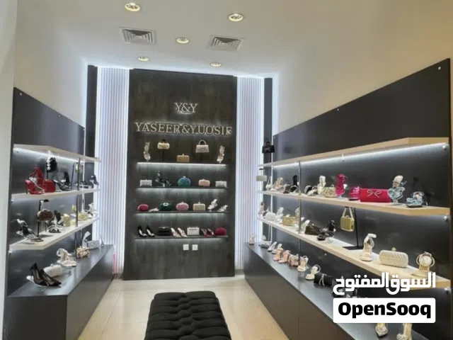 ديكور محل جديد  رفوف واجهة محل. طابوريه مرايه    أناره لد بالرفوف