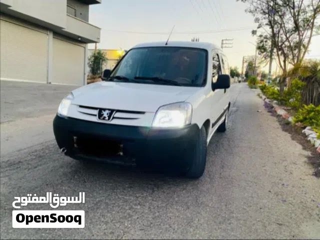 2011 بيجو بارتنر Standard