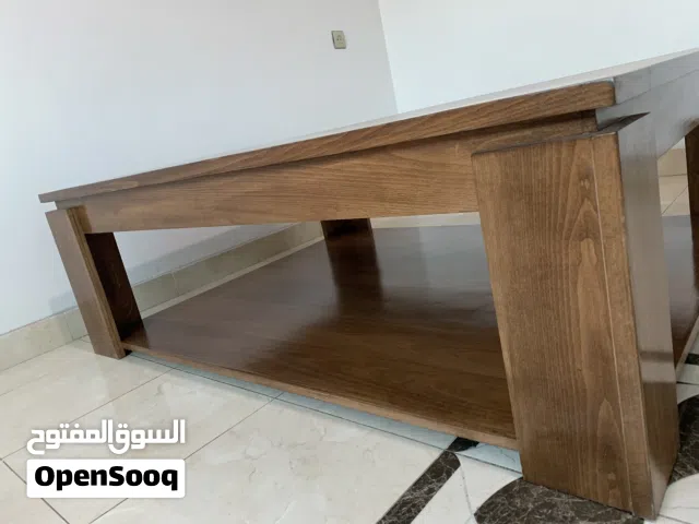 طاولة قهوة وسط خشبية كبيرة ثقيلة مع رف تخزين - بحالة ممتازة