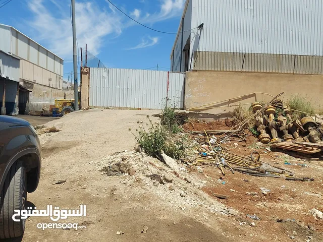 هنجر للإيجار 625 متر بناء و الأرض 1100 متر يوجد كهرباء و نظام كميرات و مرافق خارج الهنجر