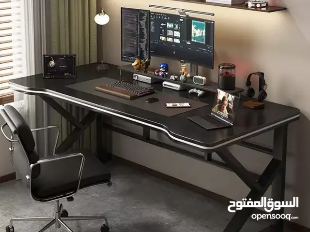 طاولة جيمينغ احترافية بتصميم عصري ومتين تصميم معدني قوي وثابت لتحمل الوزن والاستخدام المكثف