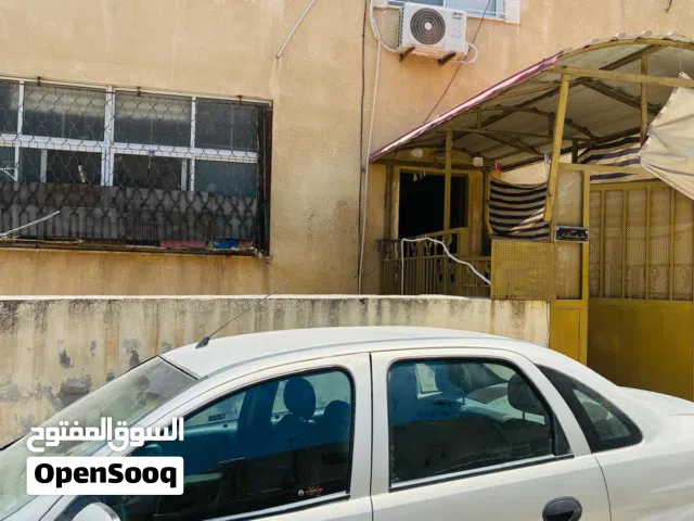 شقه ارضيه في ماركا الشماليه غرفتين نوم وغرفه ضيوف وصاله معيشه وحمامين ومطبخ واسع وبرنده و3مداخل كراج