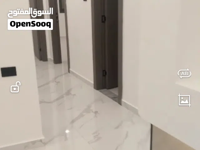 شقه طابق ثاني مساحه الشقه 165 تتكون الشقه من اربع غرف صالون كبير بالكونتين حمامات كله سوبر  دلوكس