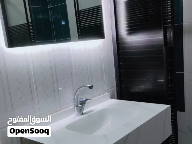 مغسلة بورسلان مع مرآة مضيئة استعمال خفيف للبيع بسعر مميز