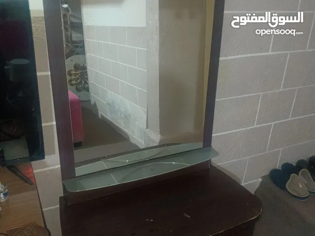 مرايا مع طاوله جرار ومقعد للبيع بحاله جيده
