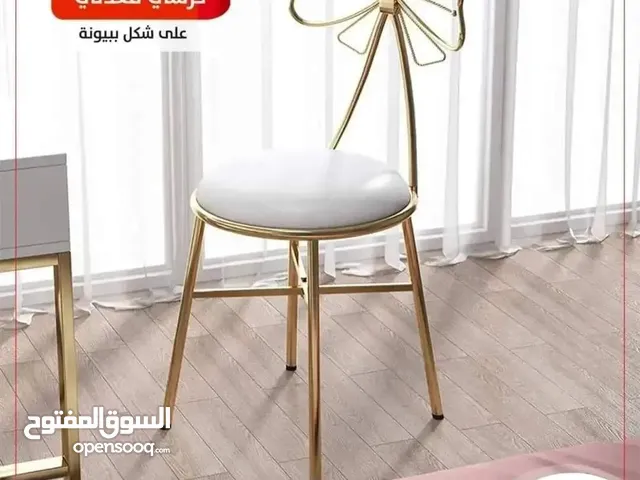 كرسي معدني على شكل ببيونة  شكل عصري و راقي  المقاس 35*35*80 سم