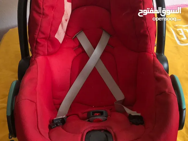 كرسي لأطفال أحمر للمنزل و سياره  بحزام الأمان