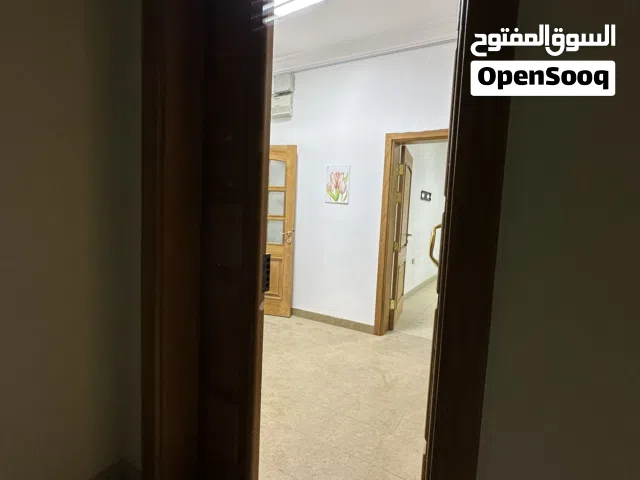 شقة للايجار في زناتة الجديدة عالطريق الرئيسي تصلح ان تكون عيادة او مقر شركة