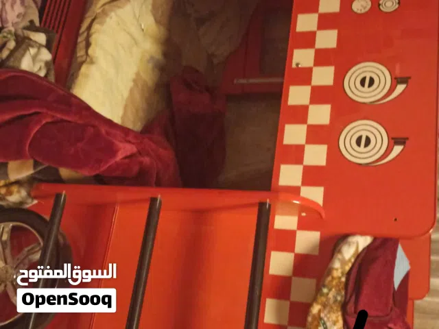 تخت شكل سيارة طابقين للبيع  للبيع خشب بحالة ممتازة
