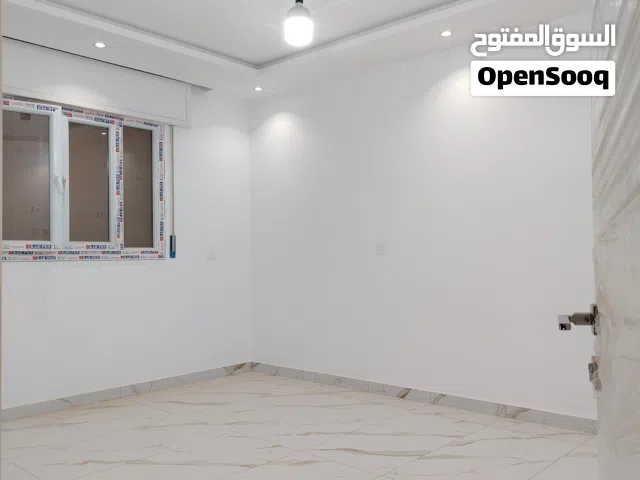 العرض 0157 شقة تشطيب حديث #للايجار بمبنى سكني مناسب ، في مدينة جنزور