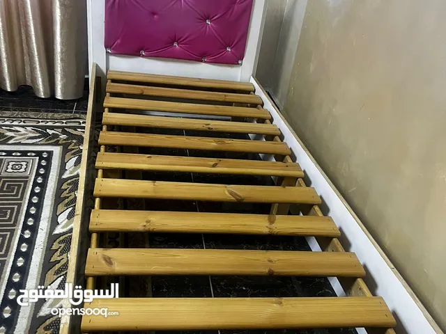سرير مفرد خشب القاعده متينه جدا وثقيله والراسبه جلد مع الاماميه