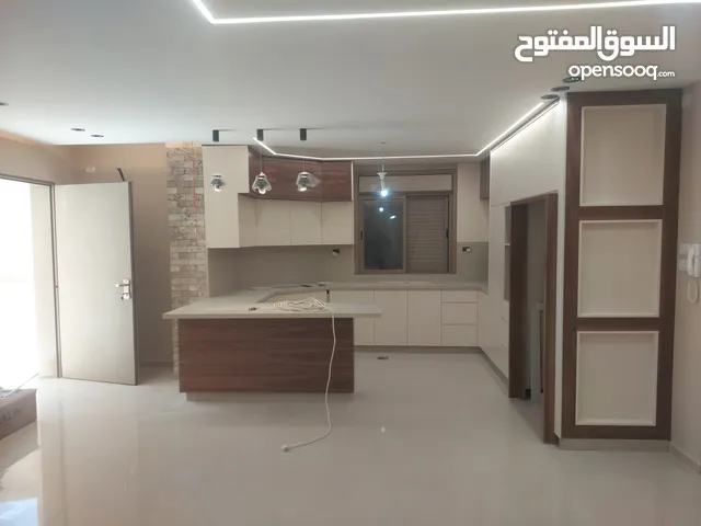 للايجار شقه ارضيه مدخل مستقل مع ساحه 200 متر