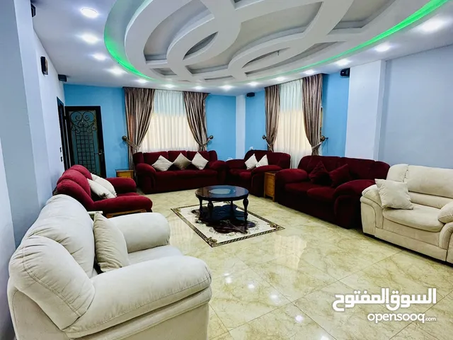 طقم كنب دب11 مقعد بحالة ممتازه قابل للتفاوض