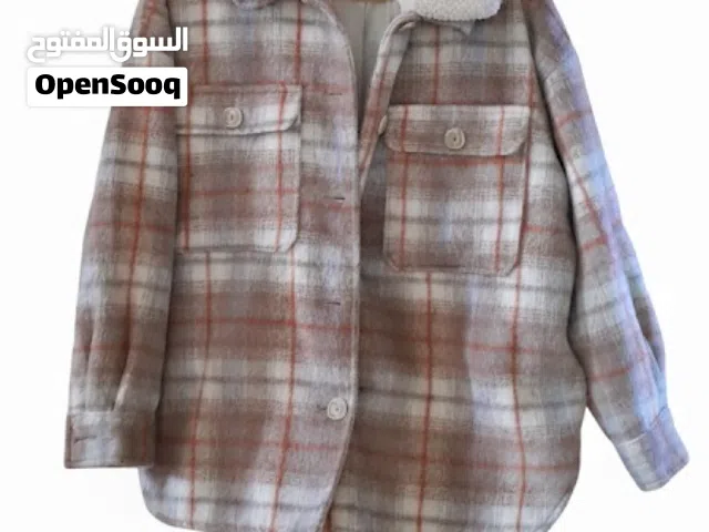 سترة شتوية     مبطنة قياس L    ماركة بول اند بير   Paul and Bear  لون بيج مربعات
