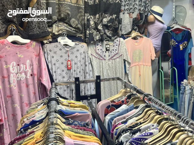 تصفية ملابس نسائي 550 قطعة للبيع سعر القطعة 3500