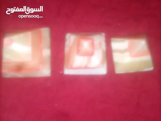 اهرامات بلورية مع اكسسوارات نحاسية