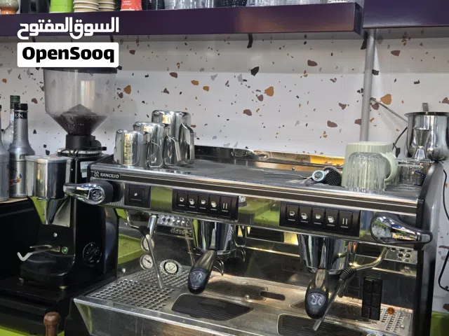 ماكينة اسبرسو ايطالية واحترافية عدد2 يد بحالة ممتازة جدا للبيع مع مطحنتها الاوتوماتيكية و3 هدايا