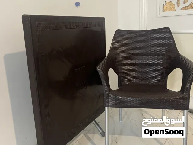 طاولة بلاستيك مطوية مع كرسي طقم مربعة الشكل 74 سم * 74 سم. بحالة ممتازة .