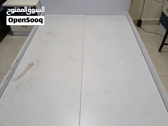 سرير بحالة جيدة جدا