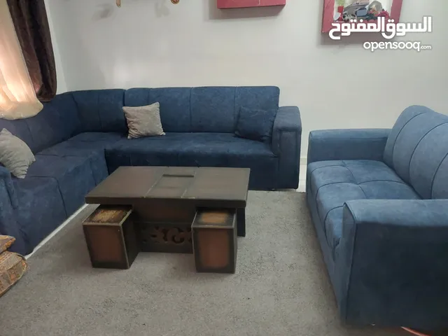 طقم كورنر لون كحلي مع طاولات بحالة جيدة جدا للبيع