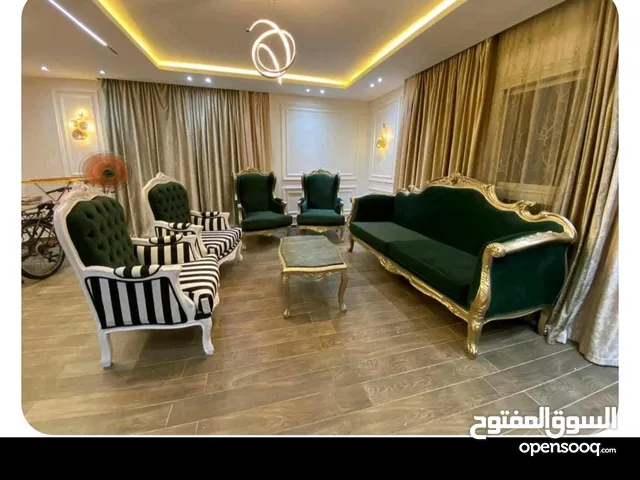 صالون من الخشب الزان مستعمل اقل من سنة حالته جيدة جدا