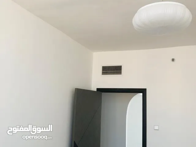 غرفتين و صاله اول ساكن عجمان النعيمية 3 خطوات من شارع الشيخ خليفة