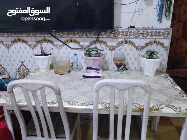 ميز طعام خشب جداً قوي مع 4كراسي خشب اللون ابيض الحجم كبير