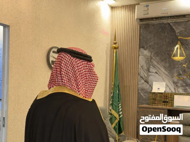 محامي وموثق خبرة عالية