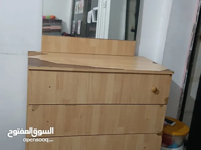 تسريحة مستعملة " تواليت " بحالة مقبولة