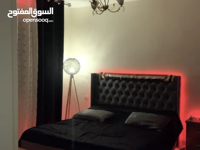 تخت/ سرير مجوز بحاله ممتازه مع فرشه