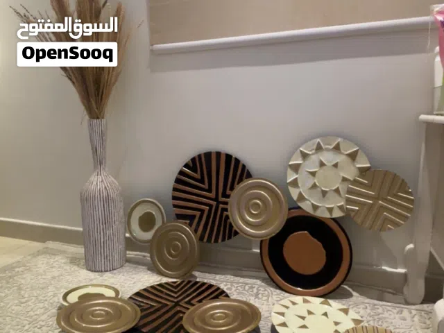 2Wall decor  and 1 vase