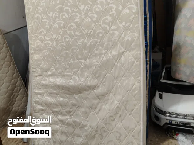 فرشات مفرد ومفرد ونص بحاله ممتازه للبيع بسعر مغري