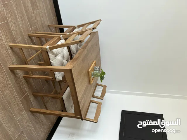 new table barely used is very good condition (WITH seat cushion )