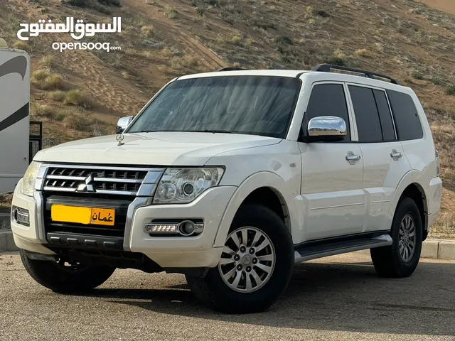 Pajero 2015 Omani Car Neat condition full serviced  باچيرو 2015 وكاله عمان قمه النظافه مسرفه بالكامل