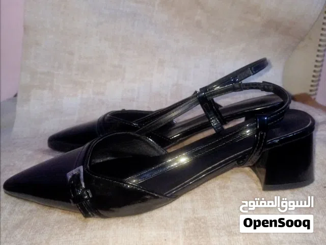احذيه مستعمله بحاله ممتازه اي حذاء 3ونص الباليه دينارين حذاء زاره خمس دنانير يوجد خصم اذا كنتي طأكثر
