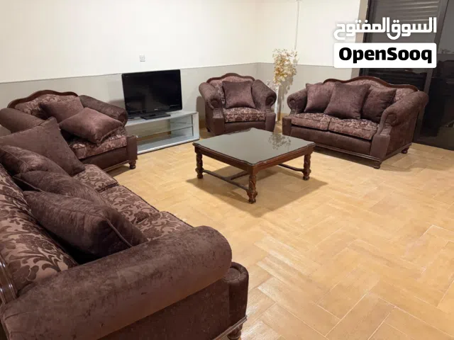 طقم كنب 7 مقاعد بحالة ممتازة