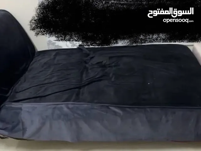 كرسى ويمكن استخدامه كسرير