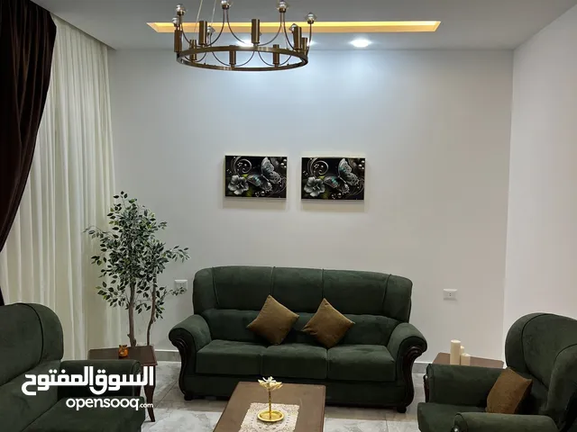 صالون استعمال بسيط نشاف ممتاز زوز كنابات كبار وزوز فرديات وطاولة في وسط كبيرة وزوز صغار ومعاهم ستار
