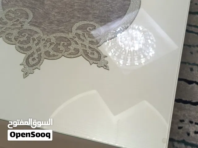 طاوله وسط لون ابيض مقاسها 120*60 طابقين مرتبه وثقيلخ جدا مع لوح زجاج وأرجل فضي